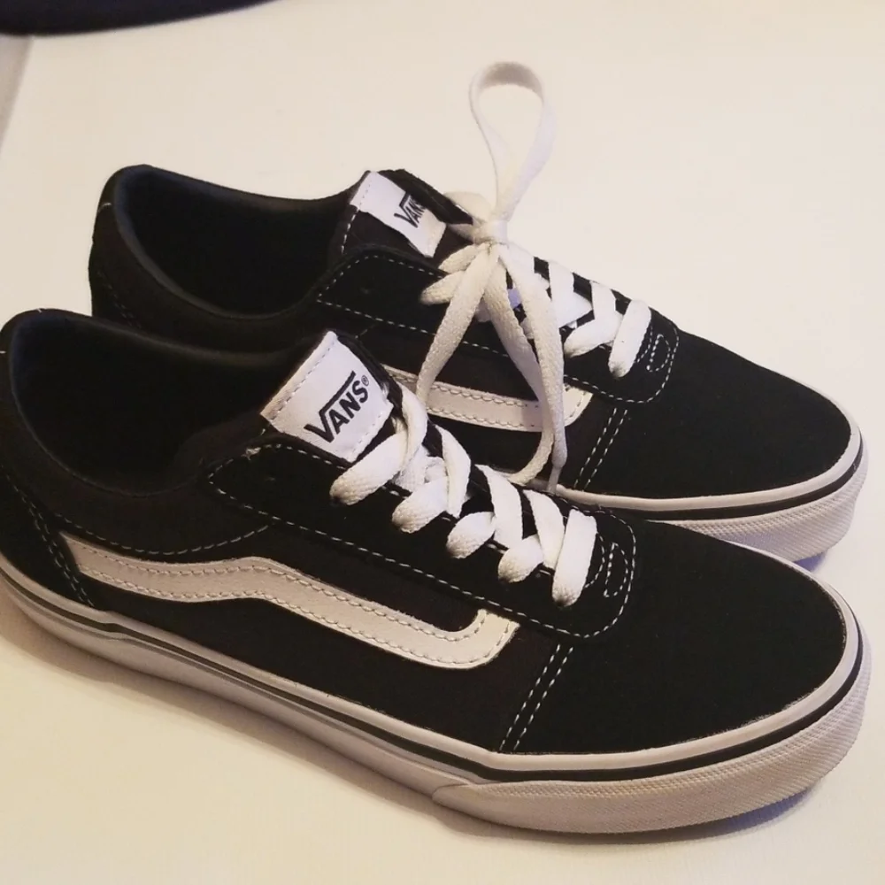 Vans black white